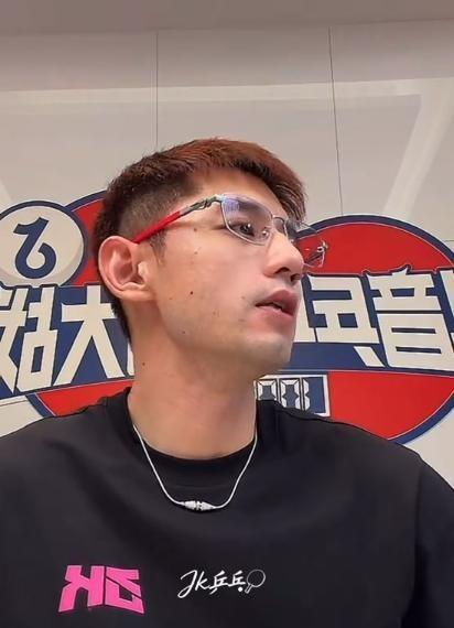 王楚钦说“找不到享受打球的感觉”时，一个顶级运动员的困境早已超出输赢本身。
2026年名古屋亚运会，国乒男队队长王楚钦身兼三项全部杀入决赛，最终收获三枚银牌。男团决赛0比3不敌张本智和，混双决赛0比4负于林诗栋/蒯曼，男单决赛再次0比4被林诗栋横扫。相比三年前杭州亚运会“四金王”的辉煌，落差肉眼可见