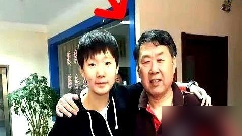 王曼昱拿了双冠，回齐齐哈尔第一件事，不是庆功，是去看79岁的启蒙教练韩连贵。
老太太想送辆车，老头直接给拒了。说我一辈子骑自行车挺好，你留着钱打比赛。王曼昱没犟，转头搬了台按摩椅过去，盯着老头试完才走。
韩连贵带她的时候，她才六岁，球台都够不着，垫着砖打。现在世界第一了，回老家还是先去那间老训练