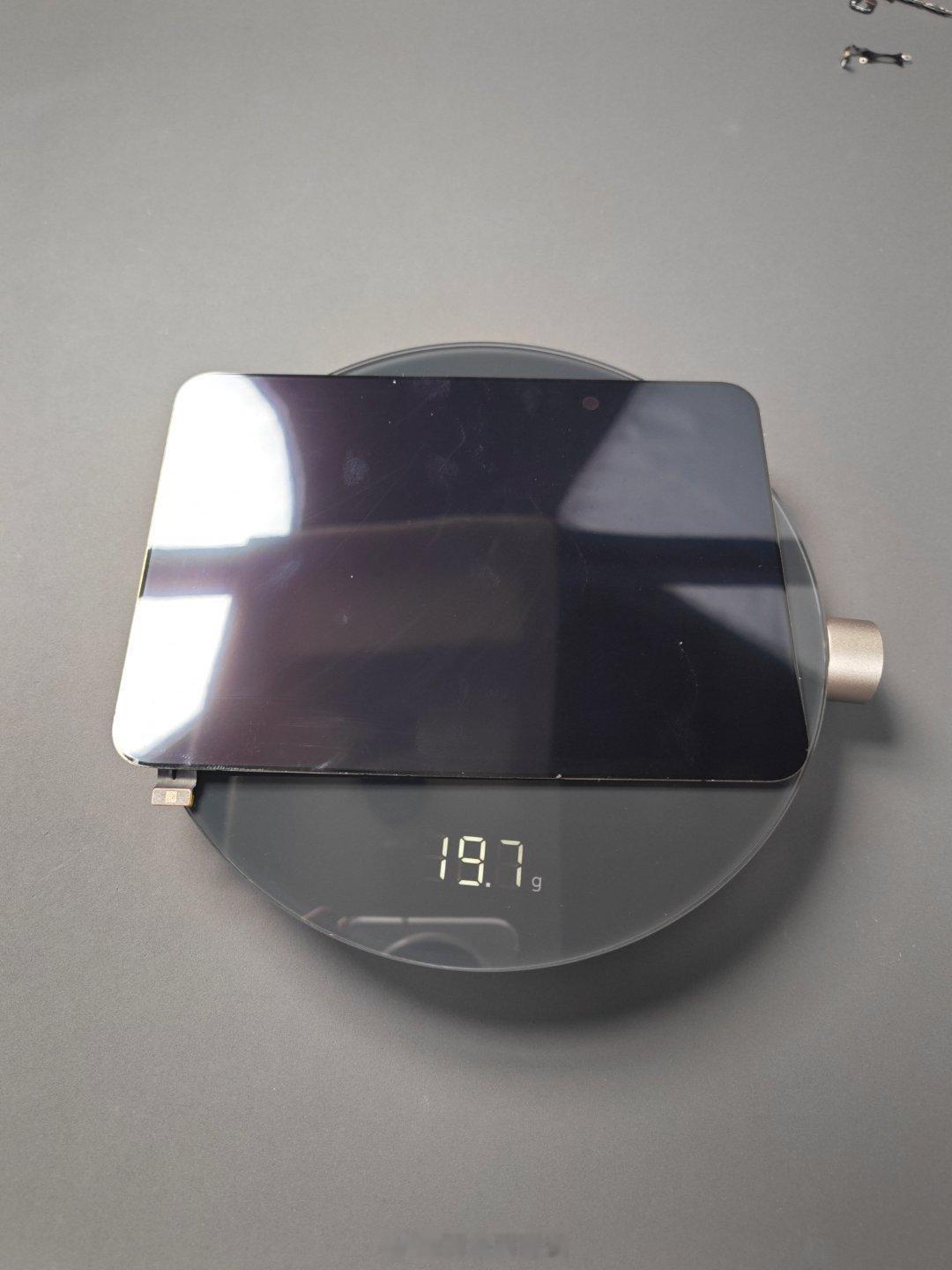 iPhone Duo内屏重量是19.7g  这个是去掉纳米膜的情况下称的   估计有膜的情况下就是20g这样子了   iPhone Air的屏幕总成重量是30g  大家可以参考下   元器件其实都是有做减薄/减重设计的  
屏幕背面用了一个超薄的钛板做支撑  钛板表面也是做了表面处理的  十分美观  弯折处的处理方法和国产机一样 暂 ​