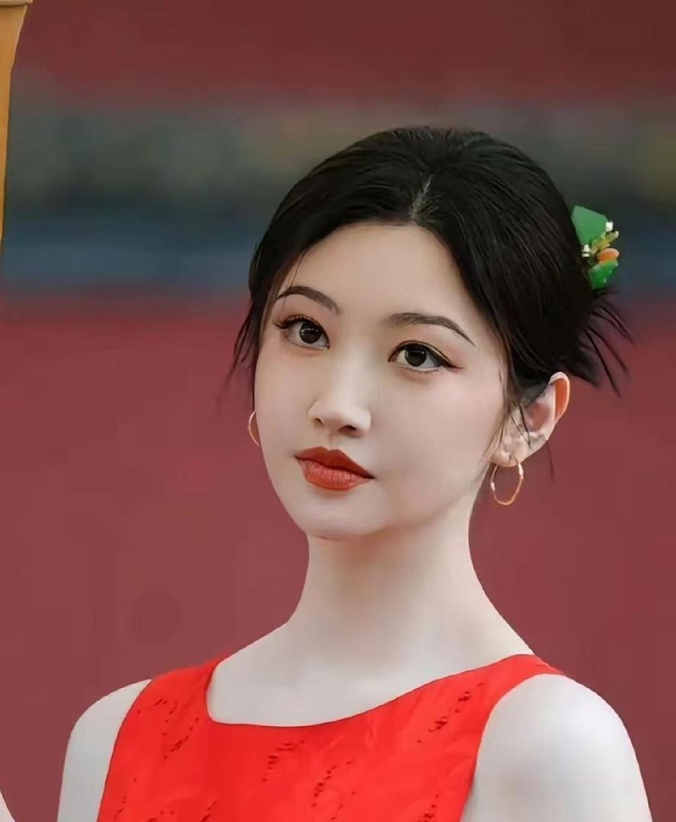 景甜风波后登《瑞丽》拍大片，不愧是"富贵花”。景甜长相自带福气相，脸上肉肉的。这次风波后的杂志大片，清一色浓烈红妆出镜 ​