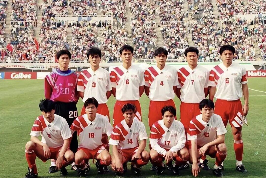 时隔28年登领奖台！男足夺金牌🥇
名古屋亚运会男足铜牌战，中国U23男足苦战乌兹别克斯坦。常规时间2比2战平，点球大战门神李昊两度扑出对手点球，护送球队拿下铜牌，这也是中国男足时隔28年再次登上亚运会领奖台。
 
颁奖结束后，李昊拿起奖牌对着镜头幽默表示：奖牌挺沉，这也算“金牌”，是玫瑰金。同时他立