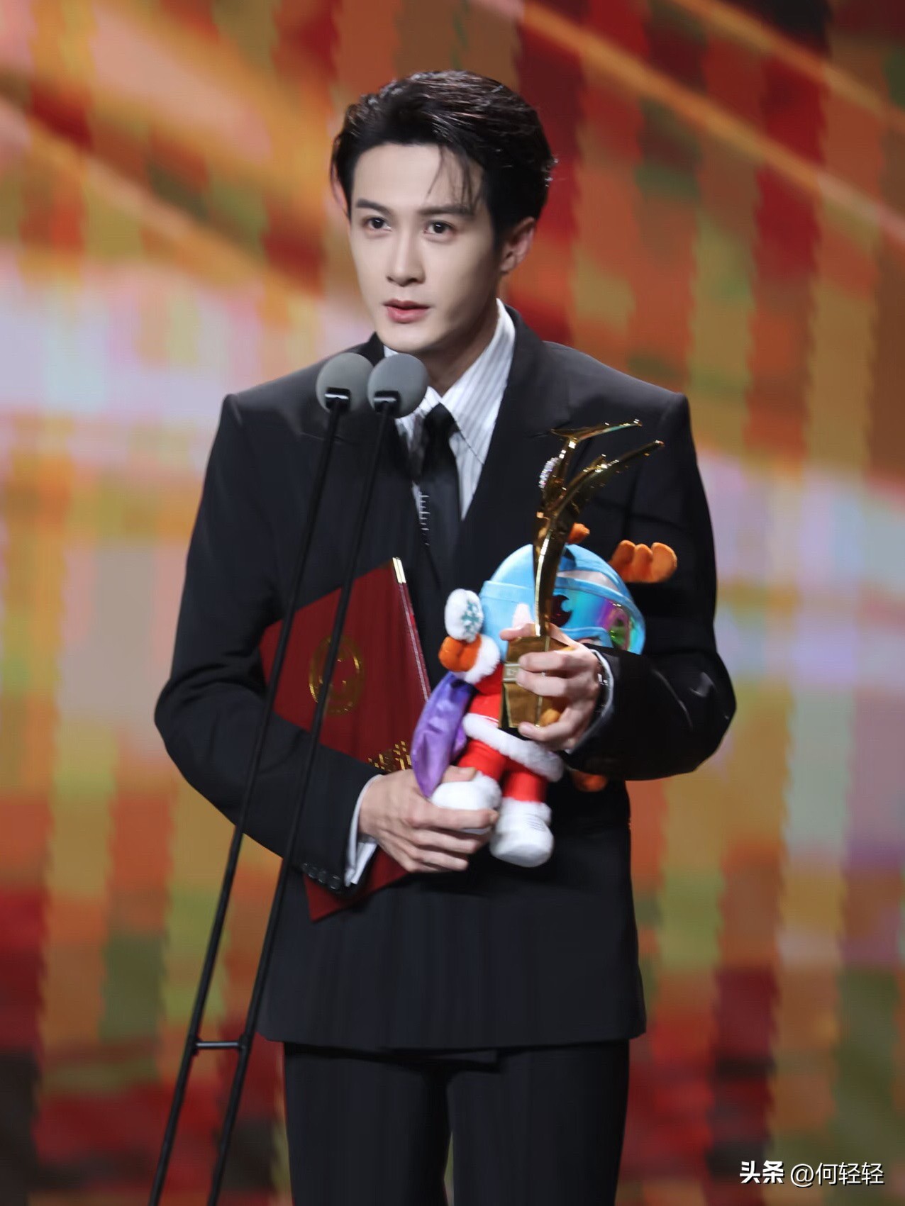 内娱这么多演员，

我最看不明白的就是檀健次了。

他今年34岁，当打之年，明明可以靠颜值吃饭，却偏偏要靠实力！

今晚金鹿奖颁奖典礼上，最佳男演员开出“双黄蛋”，蒋奇明凭《飞行家》、檀健次凭《震耳欲聋》双双摘桂，这是檀健次个人的首个主流电影最佳男演员奖。

他在《震耳欲聋》中演李淇，一个聋人家庭出
