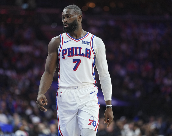 NBA季前赛，76人120-97大胜尼克斯。赛后，埃奇库姆接受了记者的采访。

对于杰伦·布朗“彻底爱上埃奇库姆”的言论，埃奇库姆本人回应道：“杰伦·布朗人真好，他可是我的好兄弟。我真的很喜欢他。他是那种我会向其请教、寻求建议的人。他非常聪明，毕竟是加州大学伯克利分校出来的。

“而且他很酷，虽 ​