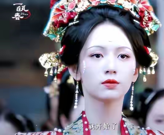 《一瓯春》：权谋剧就该这么拍

        古装权谋剧《一瓯春》开播收获大量好评，不少观众感慨“权谋剧就该这么拍”。剧集由许凯、周也领衔主演，富大龙等实力派加盟，改编自尤四姐同名小说，以宋代为背景，融合宅斗与朝堂博弈，双强主角互相试探博弈，摒弃悬浮恋爱套路，实景还原宋韵美学。紧凑的剧情与扎实的人