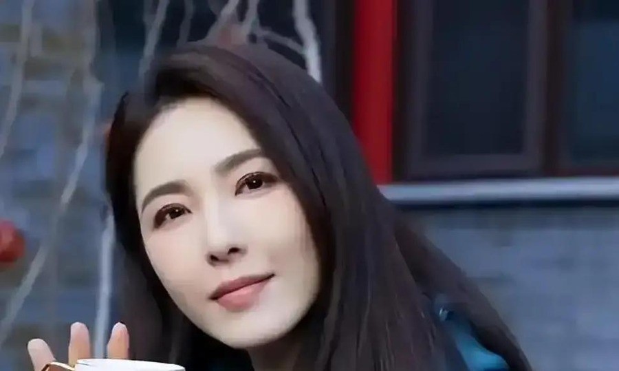 曾黎，张艺谋为《我的父亲母亲》来中戏选角，第一个看中她。她因为要准备期末考试，推了。这个角色后来让章子怡出演，章子怡凭这部戏成名。那是1998年，曾黎22岁。
曾黎1976年出生在湖北荆州，10岁进湖北省戏曲学校学京剧，工青衣，学了六年。1996年，她以专业课第三名的成绩考入中央戏剧学院表演系。同班