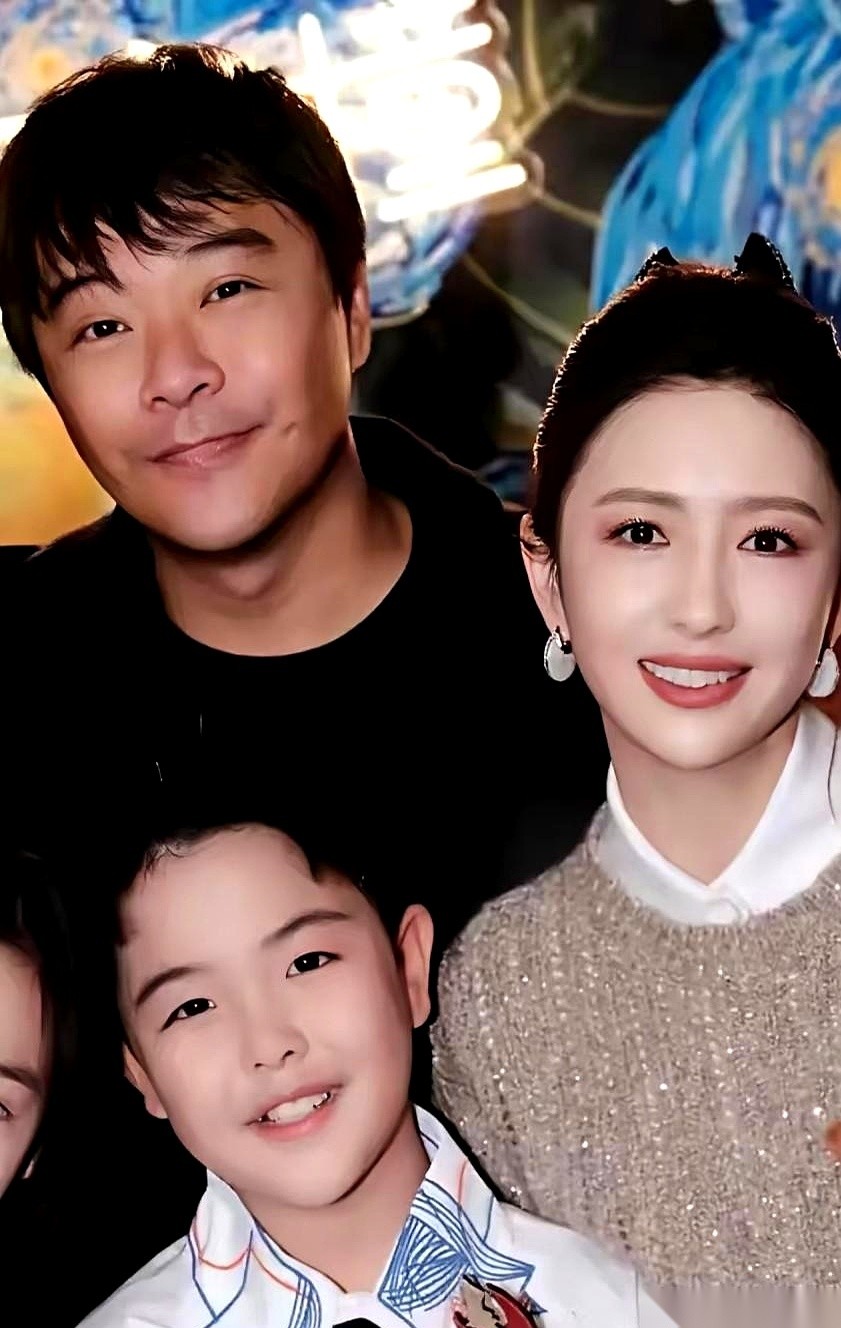 娱乐圈的离婚剧本，多半是一地鸡毛、老死不相往来。但陈思诚和佟丽娅，偏偏把这出戏，演成了教科书级别的“高质量合伙人”。
最近，这两人又被拍到“合体”了。不是为了复婚，是为了儿子朵朵。
夜色下的街头，一家三口刚吃完饭。陈思诚平时当惯了大忙人，这会儿却收起了大导演的做派，老老实实跟在儿子旁边，陪着小家伙在