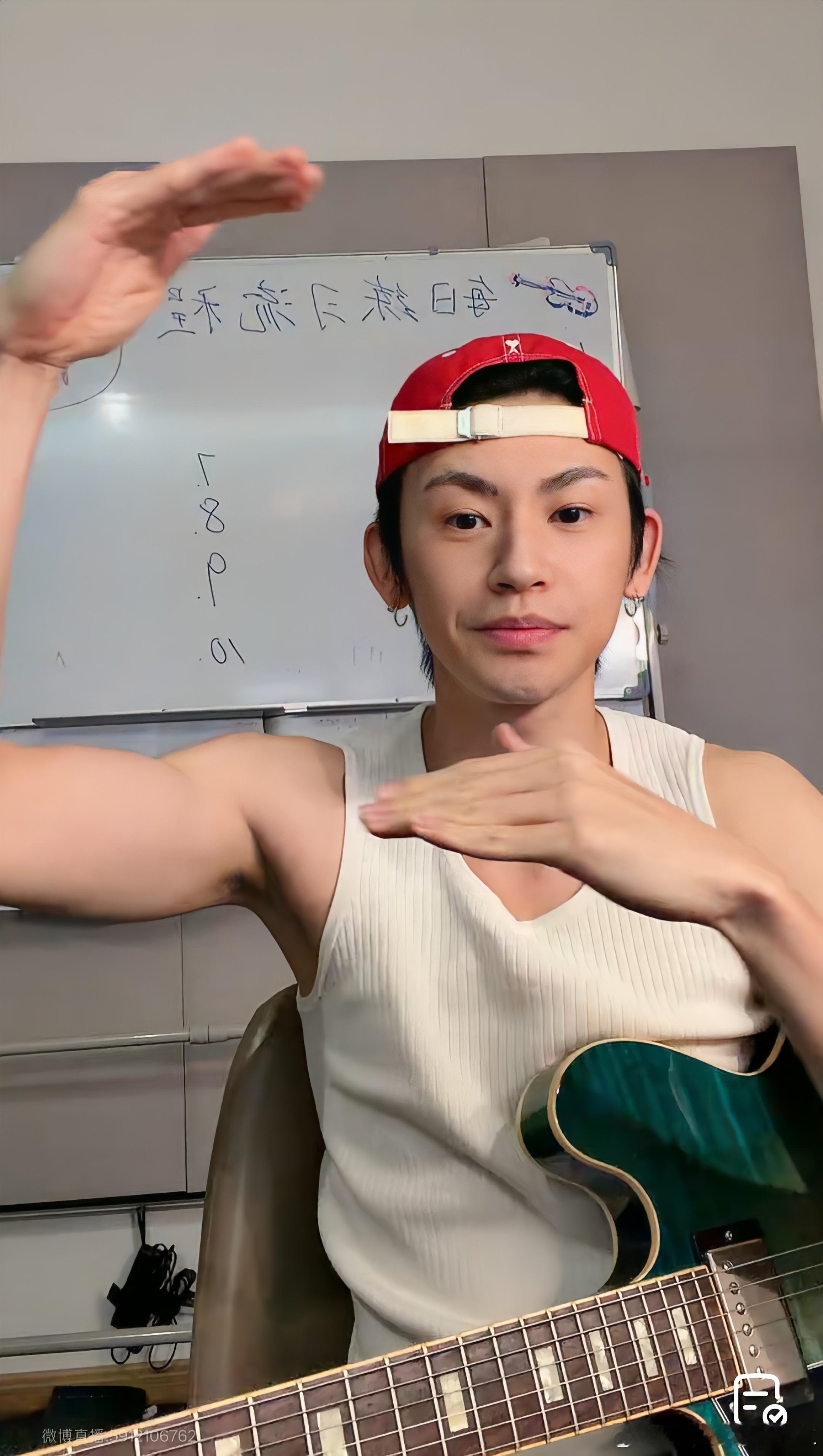#小鬼王琳凯[超话]# 【聊天+练琴回直播存档】
1️⃣鬼:(认真教学如何活动肩颈)
      我:(哇塞福利环节，手臂线条好好看[色])
2️⃣他是真的想教会我们练琴，教完怎么练琴之后又开始科普专业术语，最后“我在这边教你们，你们也不给学费，我要练琴了”“你有没有在听课，我讲了半天关于吉他的知识，你 ​