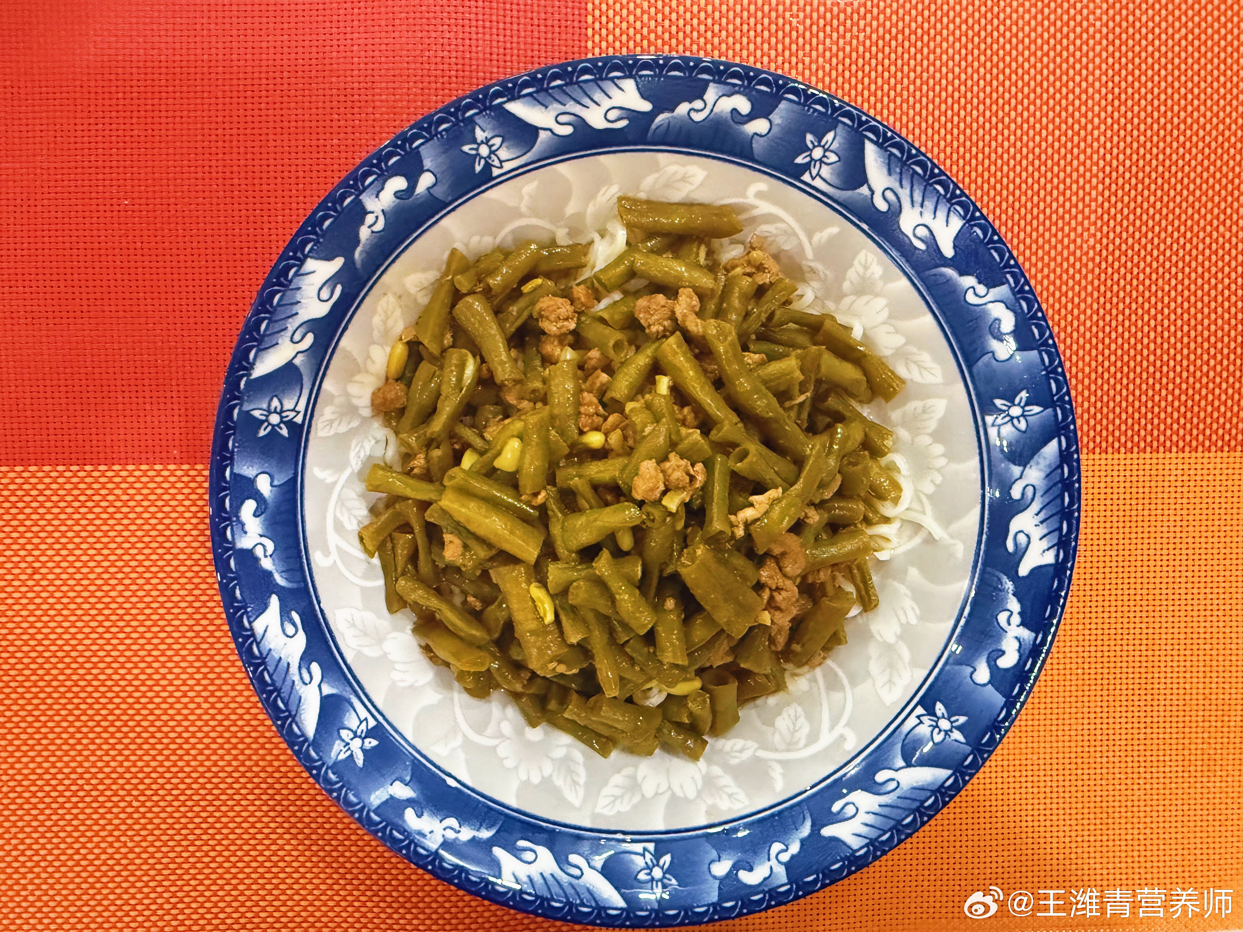 早餐哥  9月07/08日早餐豆角肉沫面/炒饼，煎培根，八珍粉聪明的人不会把时间浪费在焦虑上，而是选择先动起来。强调“先完成，再完美”，在行动中发现问题、解决问题，并根据新情况灵活调整路线。 ​​​