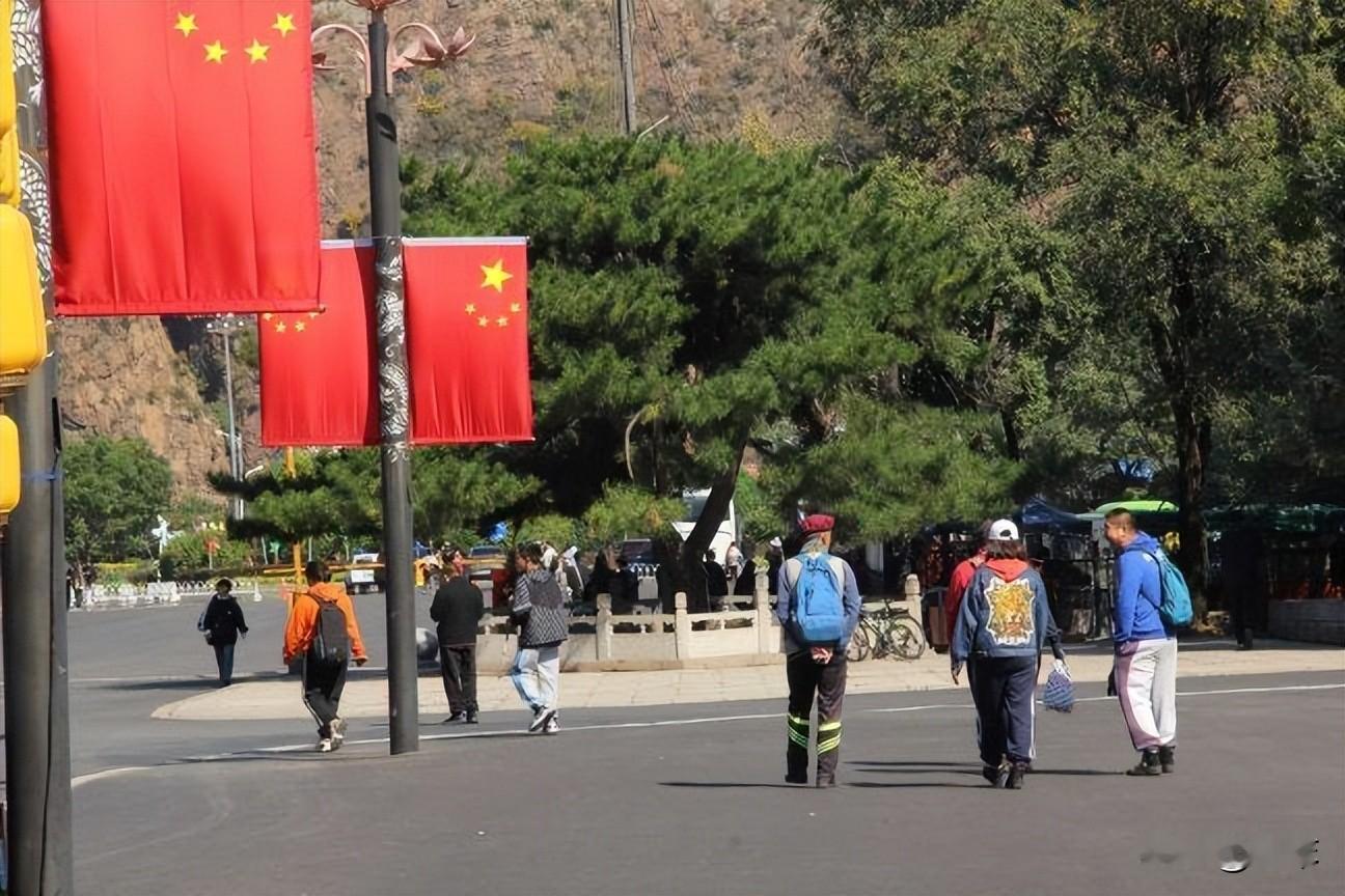 中秋调休又被骂上热搜，说实话，这次我站网友。

明眼人都看得出来，三天假，前后两个周末各搭进去一天，真正多放的其实就一天——中秋节当天。可为了凑这“三天小长假”，多少人要连上六天班？多少人的周末被拆得七零八落？

大家反感的不是放假，是“假放”。名义上给了你三天，实际上是把本来就属于你的周末重新排列