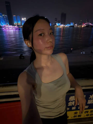 虽然跑步没有瘦<br />但是让我吃了很多垃圾食品没胖也是一点点开心了...
