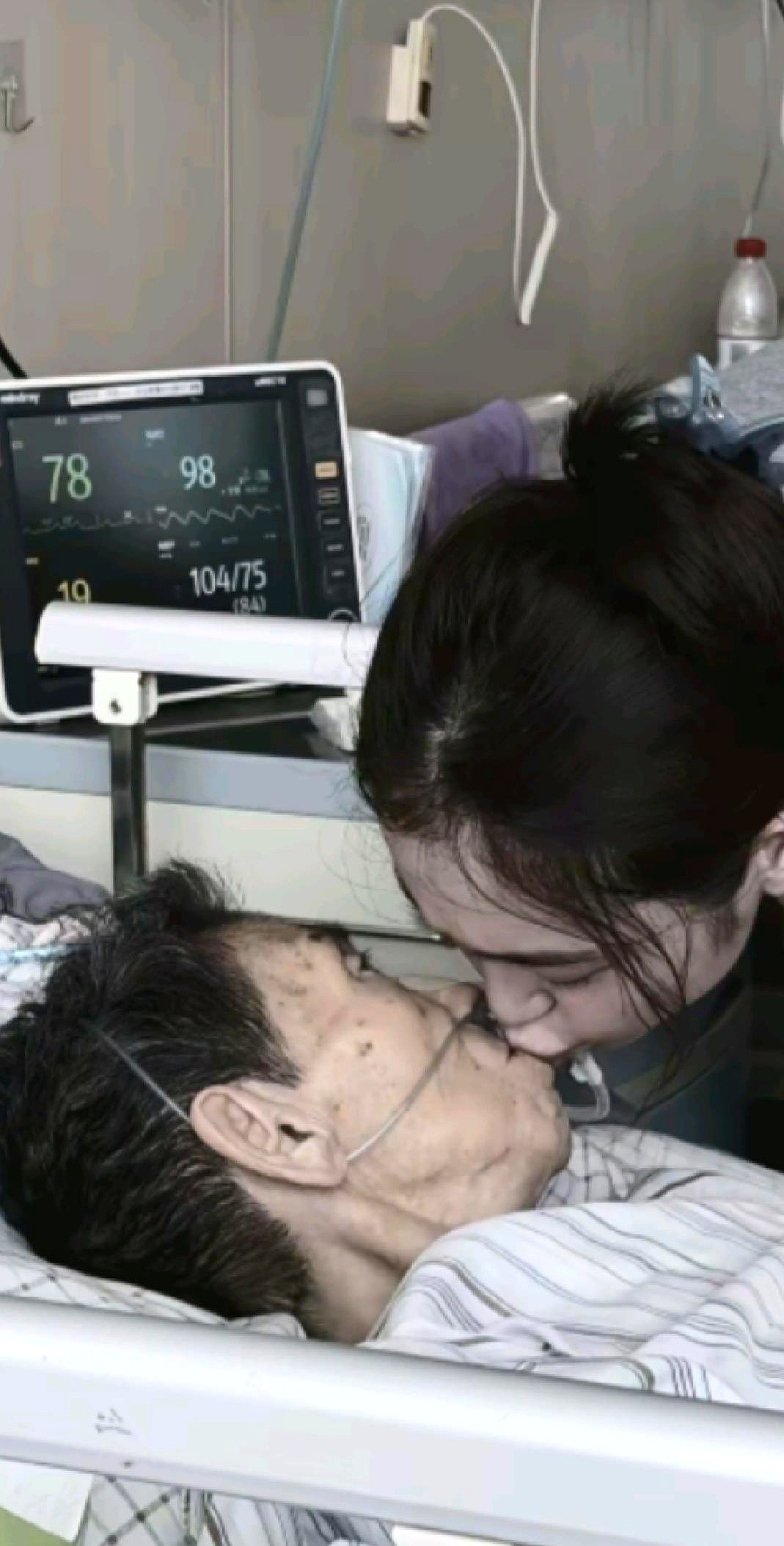惠英红在病床上认出刘浩存那一幕，看哭了太多人。

孙女低头亲吻脸颊，所有的遗憾似乎都有了体面的着落。

但影视剧把告别拍得太温柔了。现实里哪有那么多剧本安排好的吻？多的是赶到床前老人已经说不出话，你只能紧紧握着那双干枯的手干着急，想说的话全堵在嗓子眼，最后眼睁睁看着监护仪上的波纹变成一条直线。

恰