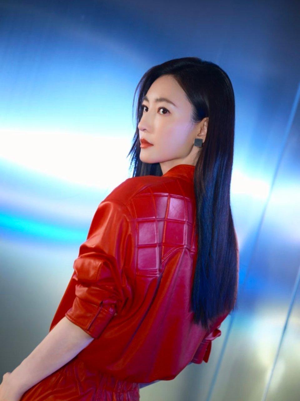 素颜女神王丽坤出席法拉利风尚展活动现场，摄影时极具表现力，整个人自带气场，身着红皮衣的她看起来更加靓丽，青春有活力。你能信这是41岁的状态吗？ ​