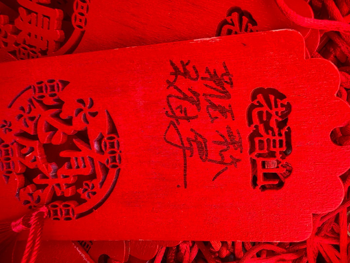 #勒克莱尔[超话]# 法拉利已经把这位虔诚的粉丝逼到开始做法了 ​