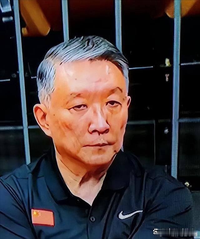现在全网最糟心的男人就是宫鲁鸣了吧。不是因为首战输给美国33分，也不是因为李月汝护照丢了来不了。而是因为他手里那份合同直指2028年洛杉矶奥运会。篮协请他出山本来就是为了新老交替，张子宇第一次打世界杯拿13分6篮板，宫鲁鸣说及格，这话没毛病。输美国不算事故，可球迷要的是立竿见影的成绩。让 ​