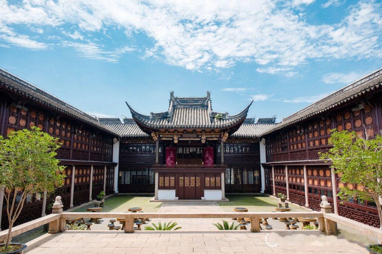 【秋游苏州线路二  | 文脉拾光，文博探秘】
贝聿铭设计的苏州博物馆本馆，是一座充满水、光、影的奇妙房子，一边看展，一边像在玩寻宝游戏。上周末，世界冠军谷爱凌身穿旗袍，来苏博参观了“吴中风雅”等展区，沉浸式感受苏州历史人文，并在主庭院和片石假山前拍照留念。

苏州园林博物馆里有缩小版的 ​