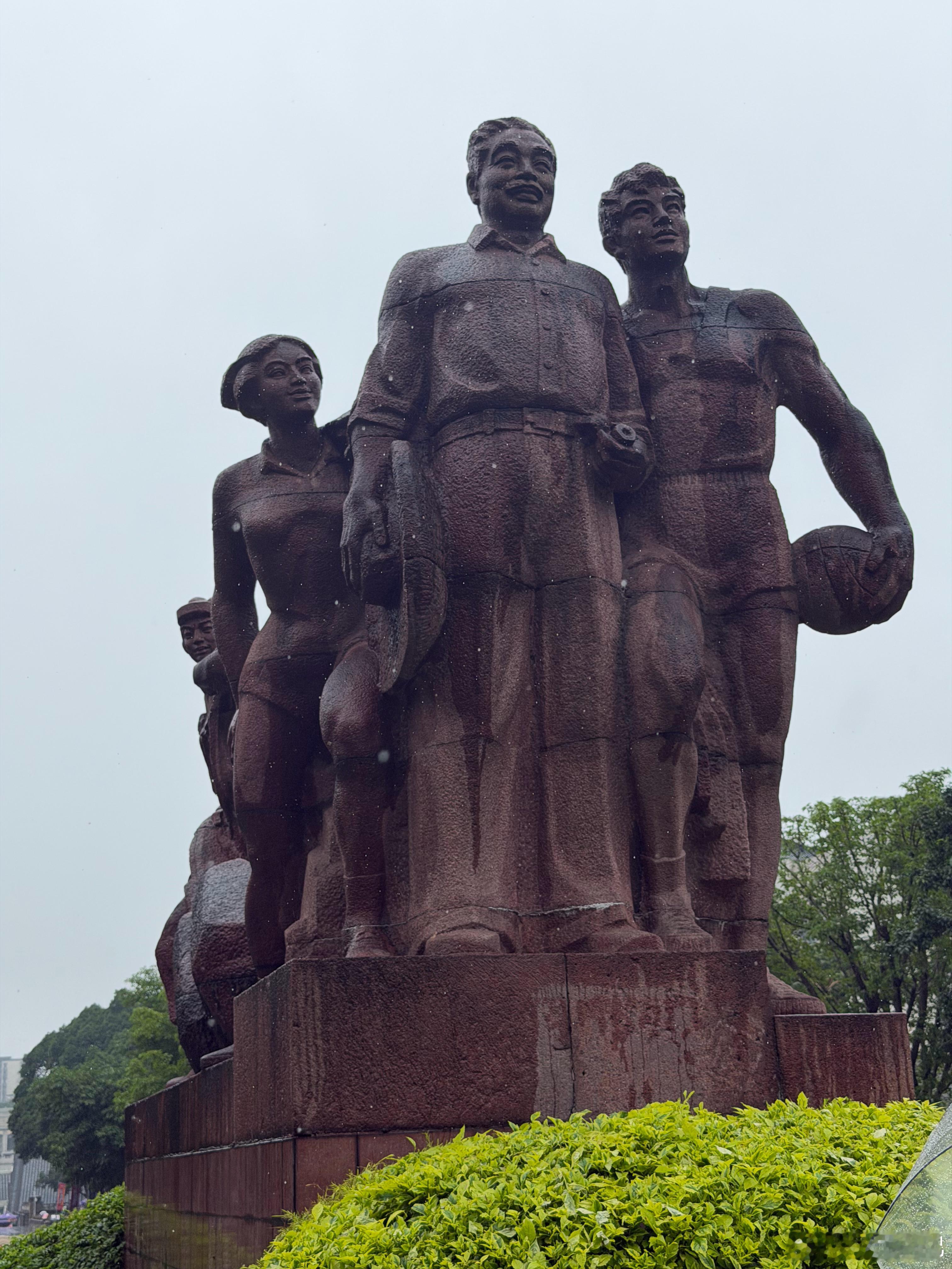 重庆母城红色地标两路口贺龙雕像大田湾门前红色花岗岩群像《贺龙同志与运动...