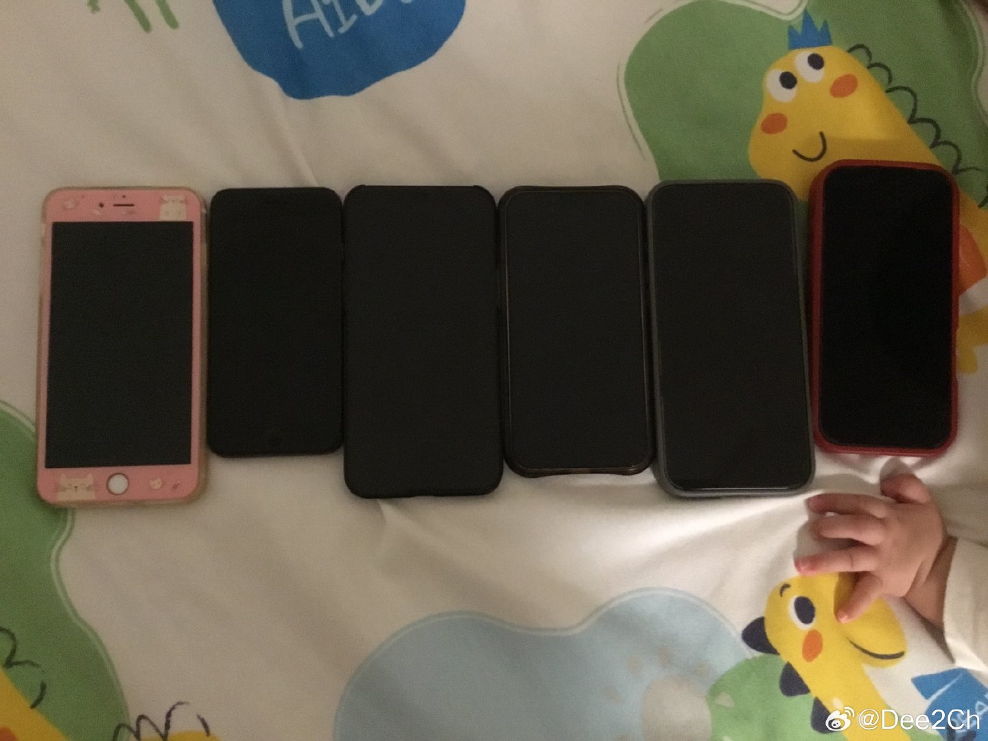 突然发现家里留下来（用或不用）的iPhone都是偶数代，从左往右分别是6sP、8、12PM、14、16PM、18P…… ​
