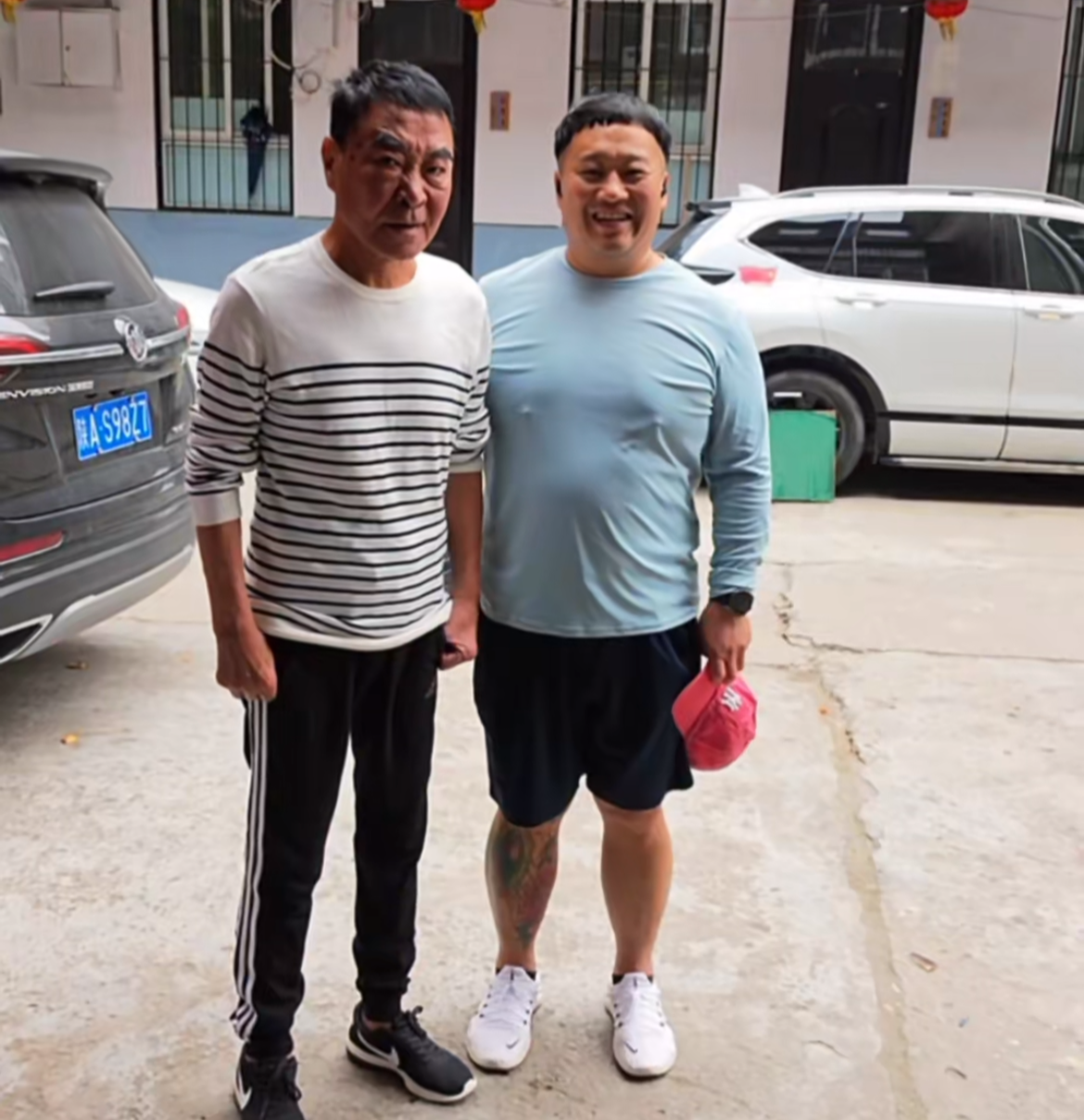 知名老戏骨王双宝被曝欠债百万首现身！与粉丝合影，双手握拳面露凶态。
追债人再曝细