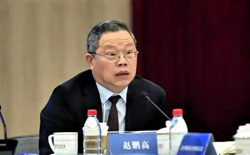 9月24日这一天，中央纪委国家监委网站挂出的两则通报，正好走了两条路。一条通往移送起诉，另一条，是自己走了进去。

第二则通报的主角是国家发展改革委资源节约和环境保护司原副司长、一级巡视员赵鹏高。据中央纪委国家监委驻国家发展改革委纪检监察组、江苏省纪委监委消息，赵鹏高涉嫌严重违纪违法，主动投案，目前