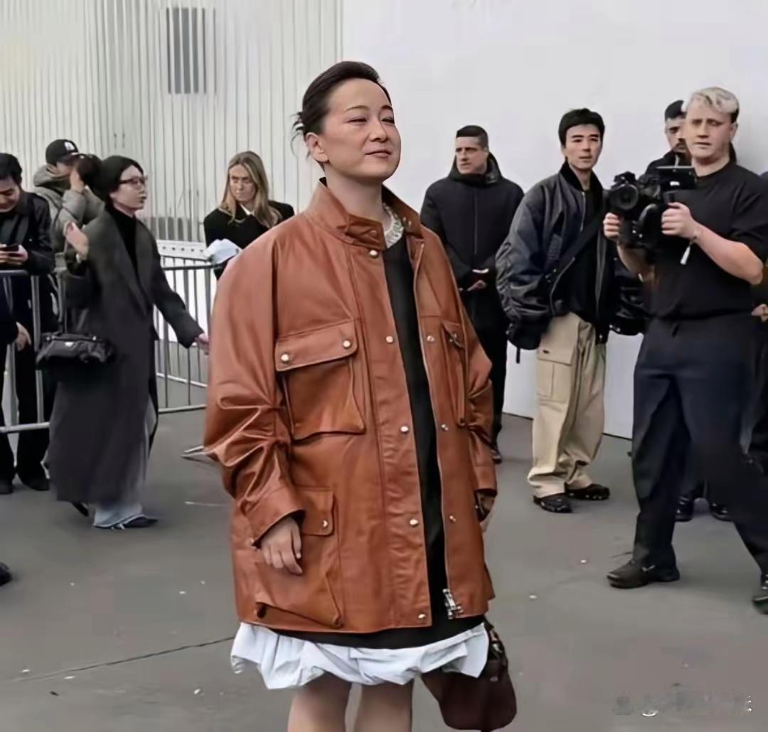  减重之后亮相国外时装周，贾玲面部松弛感引热议 ​