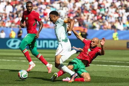 法国 2-0 摩洛哥一战第 26 分钟的禁区倒地造点，成为本场最大舆论...