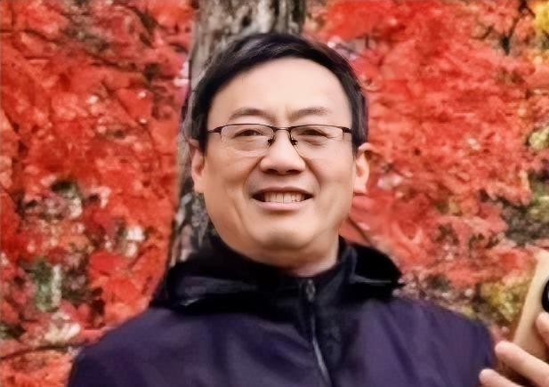 汤家凤这句“能不能取消退休待遇”，戳中的不是一个人，而是很多人心里的疙瘩：媚日言论刺得人疼，转头一看人已退休、待遇照拿。别急着只骂情绪，法律其实有门：公职人员退休后若查实违法，虽不再给政务处分，仍可立案调查，该降级、撤职、开除的，按规定相应调整享受的待遇。 也就是说，退休不是护身符，但也不能靠热搜一