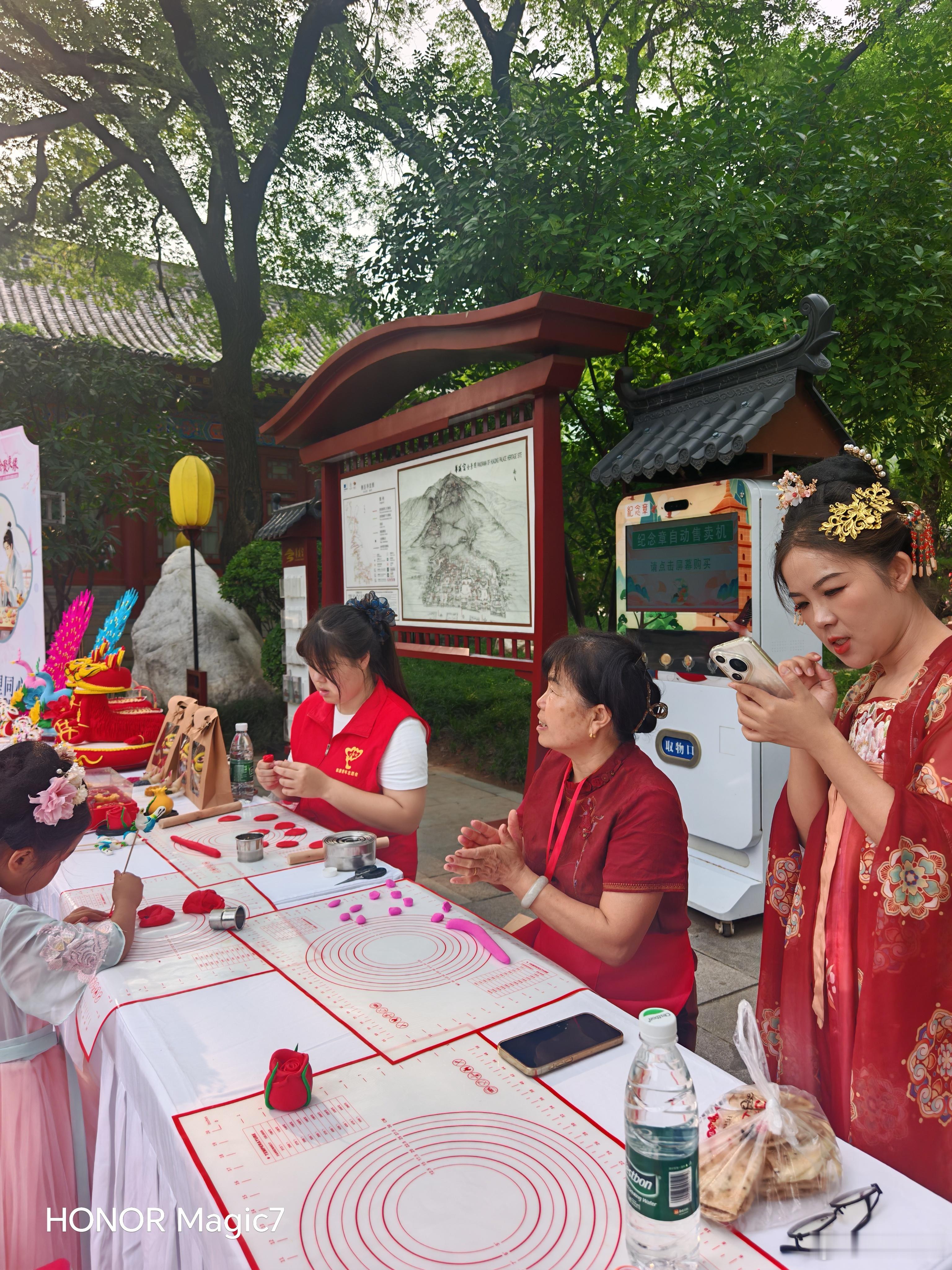 七夕本名乞巧，古时女子在这天穿针引线，求的是手巧心明，而非姻缘。如今满屏都是玫瑰与告白，倒把这份“向内求索”的底气弄丢了。手艺也好，智慧也罢，靠谁都不如靠自己手里有活、心里有数。在这喧闹的节日里，不妨静下来磨磨自己的“巧”，毕竟日子是过给自己的，不是演给别人看的。#七夕#
婚恋幸福 ​
