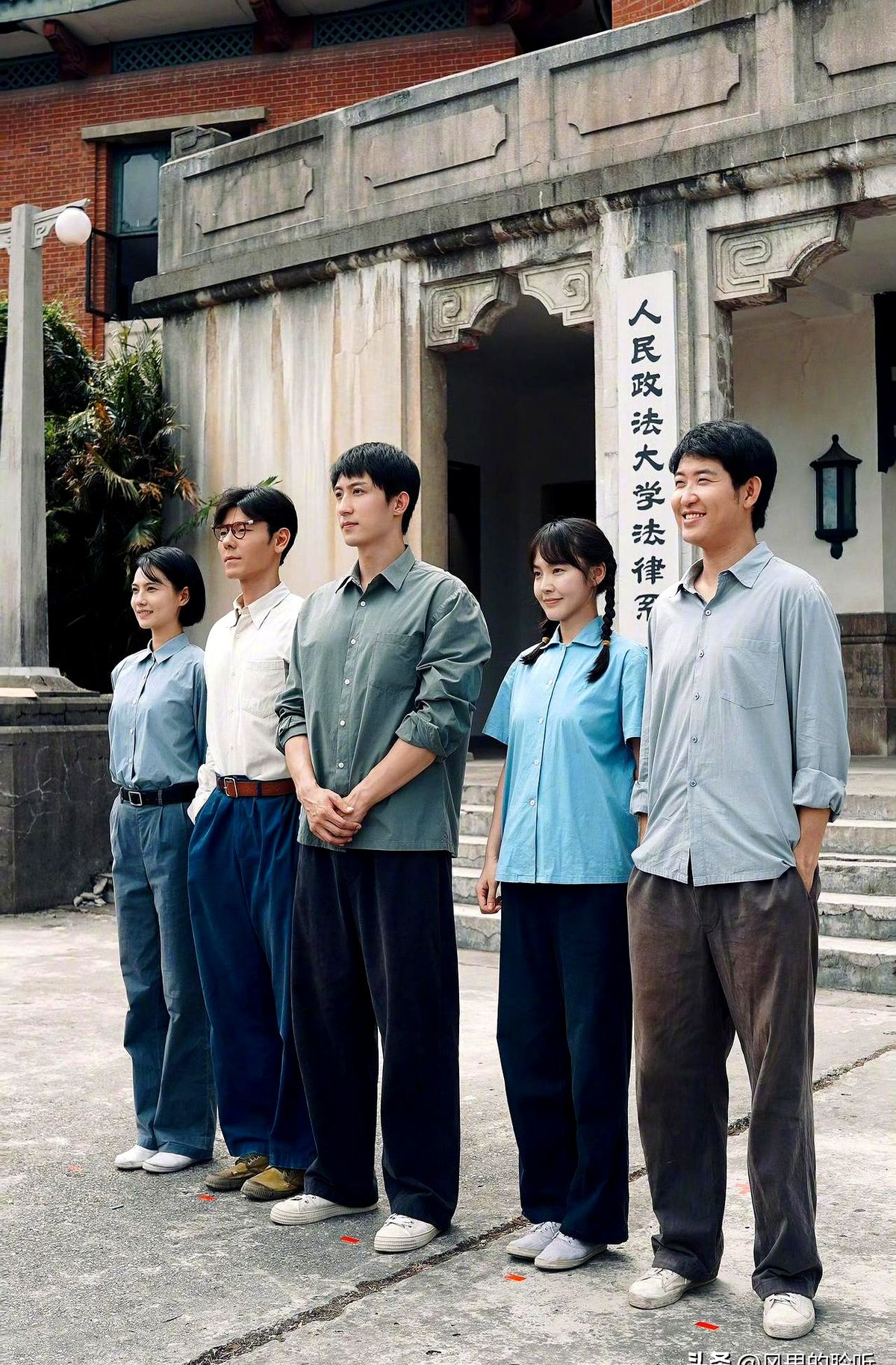 黄景瑜和蒋奇明演的法治剧《重器》收官了。

这部剧是最高检和最高法影视中心第一次合作，讲的是八九十年代公检法刚起步那会儿的事。

大结局里，闫继才和胡旭东的案子终于翻了。真凶落网，人被放了出来。

剧情没按爽剧的套路拍。镜头直接对准了当时的疲劳审讯，也暗示了还有不少没能等到平反的案子。

导演沈严在