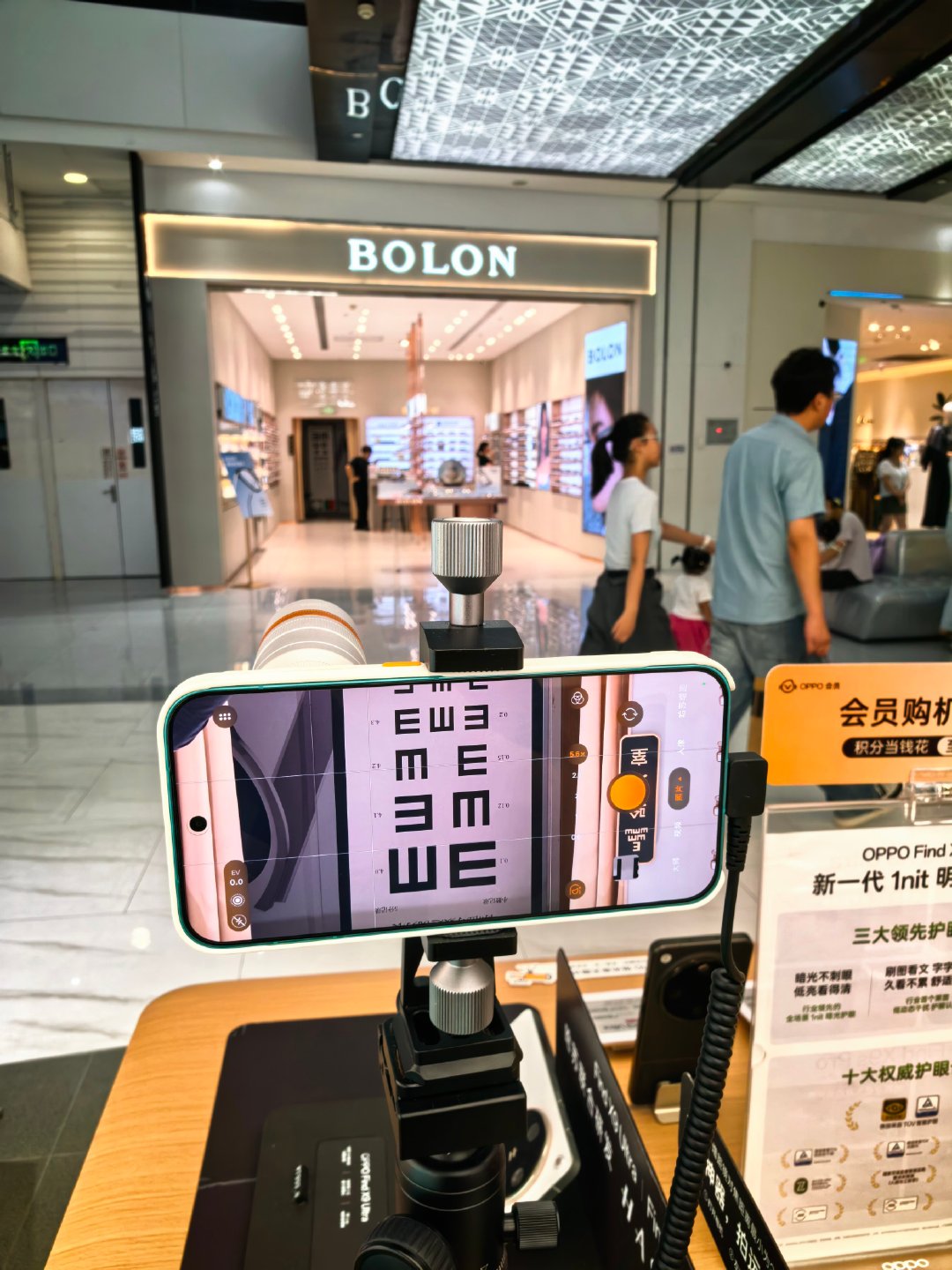 这家oppo店展示长焦的位置有意思，刚好正对着眼镜店 ​​​​