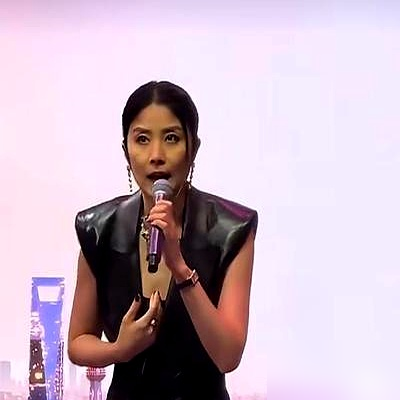 陈慧琳在恒隆走穴，台下坐的全是年消费200万以上的VIP。她拿起话筒第一句：我知道，我就是那个赠品。
全场笑翻。没人觉得掉价，反而觉得这姐太懂了。
五十多岁了，商演照接，钱照赚。为了一场演唱会，在家对着雪柜练舞，换衣服能练近百次。她说，争8%都不行，要100%投入。演出前两天直接封嘴养声，谁都不