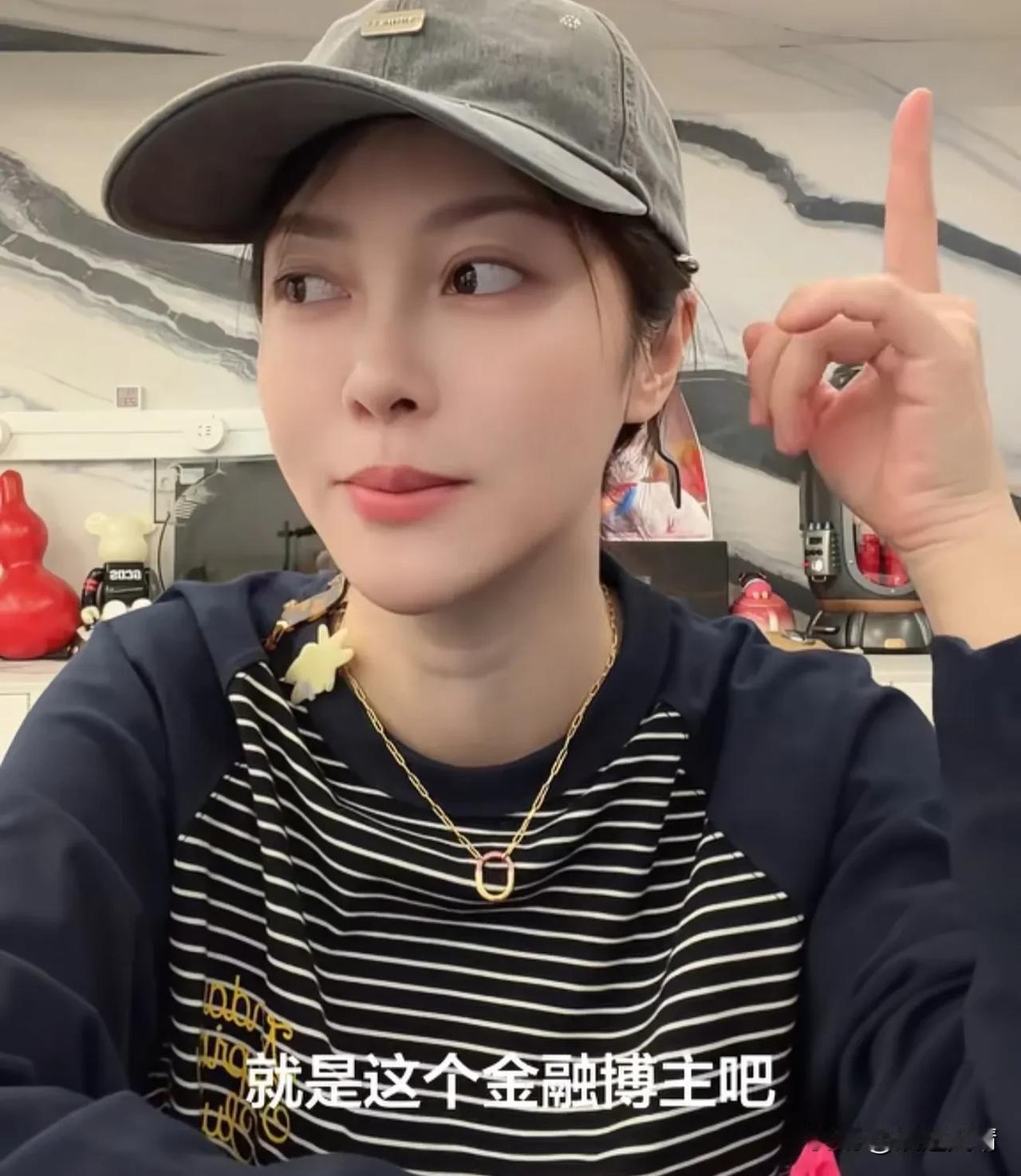演员朱锐分享，炒股把二十年拍戏积蓄七十万全赔光，最困难时靠母亲接济两千元生活费。
最近有人找她向粉丝推荐炒股，她拒绝了；有洗面奶品牌出价十万请她推广，她也回绝了。
她解释道：自己炒股亏得心有余悸，深知其中风险；洗面奶试用后觉得不满意，不愿赚违背心意的钱。
大家猜测她是否嫌十万报酬低，她表示这笔