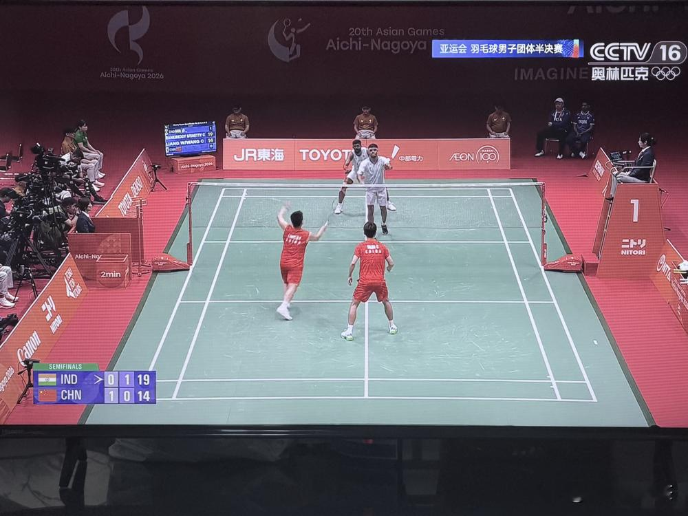 11-21，20-22，梁王又输了。名古屋亚运会男团半决赛，国羽一双被印度黑塔组合直落两局带走。前一天打韩国12-21速败，今天还是慢热，第一局直接崩盘。赛后俩人自己也承认，对手线路调动得他们很难受，战术对抗上不够明确。说白了，准备的东西在场上没打出来，一直被牵着鼻子走。世界第二打世界第五，不该是这