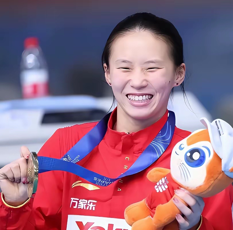 你可以说陈芋汐之前是靠搭档拿冠军，也可以说她是女子10米台的万年老二，但是有一点，我们真的喷不了，那就是她刻在骨子里的稳。
​刚落幕的2026年名古屋亚运会上，她搭档离开国家队多年、回归后才磨合了几个月的卢为，拿下女子双人10米台金牌，总分347.82分领先第二名30多分，连解说施廷懋都忍不住夸 ​