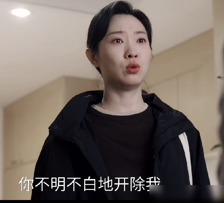 白富美发现保姆在亲爹病床底下装干扰器，不报警，讲两句道理就把人放走了。
李一桐新剧这段直接把网友看傻了，弹幕全是问号，这智商是怎么守住家产的。更绝的是，李一桐10月专访里还管这叫冷静自救型女性。
她说余梦不恋爱脑、不内耗。可剧里这操作，既不保全证据，也不追究责任，放走一个敢对重病老人下手的陌生人