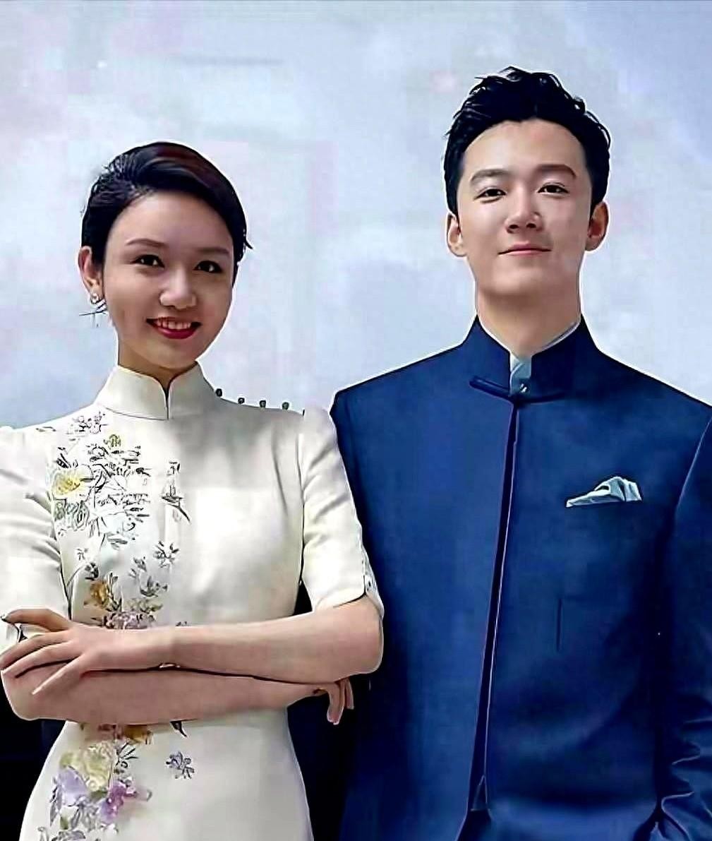 传了整整六年的所谓“隐婚夫妻”，到头来不过是一帮看客入戏太深散不了场。
10月15号张韬发长文正式告别新闻主播台，转身跨进了文艺节目中心。
没过两天，他就现身宁波，和蓝羽搭档站在了电影周开幕式的聚光灯下。
可网上的议论翻来覆去，总还是有人非要把他和龙洋硬往一块儿扯。
早在访谈里龙洋就挑明了态