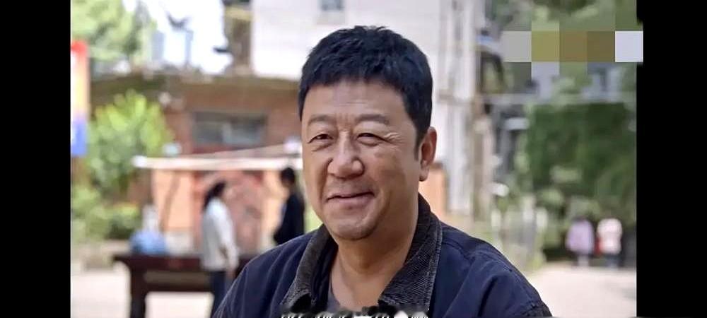 58岁的郭涛，演一个三十出头的车间主任，评论区炸了。

有人说他脸上的褶子，藏不住岁月的痕迹，看着太出戏。但导演偏偏就选他，不用那些年轻演员。

镜头里，郭涛往那儿一蹲，双手揣兜，眼神里全是下岗工人的憋屈和迷茫。那种被生活压弯了腰，却还要硬撑着当爹的劲儿，不是靠脸能演出来的。他跟刘琳搭戏，俩人没一句