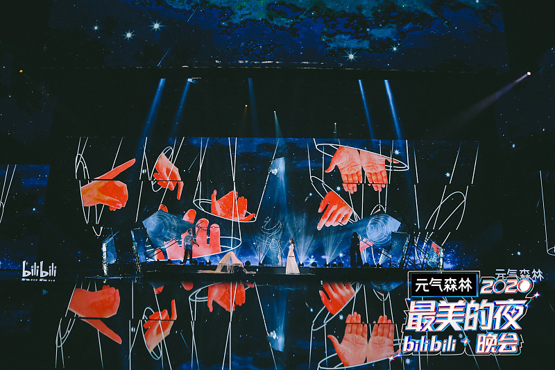 美依礼芽（MARiA）离婚，为什么国内热度这么高

先说核心：婚姻本身是人家私人私事，和国内网友没有现实利害关系；热度高，是因为她在中国积累了海量粉丝基础，叠加平台传播机制，并不是这件事本身和我们有什么关联。

1、她不是普通日本歌手，在中国出圈底子很厚

美依礼芽，GARNiDELiA主唱，代表作