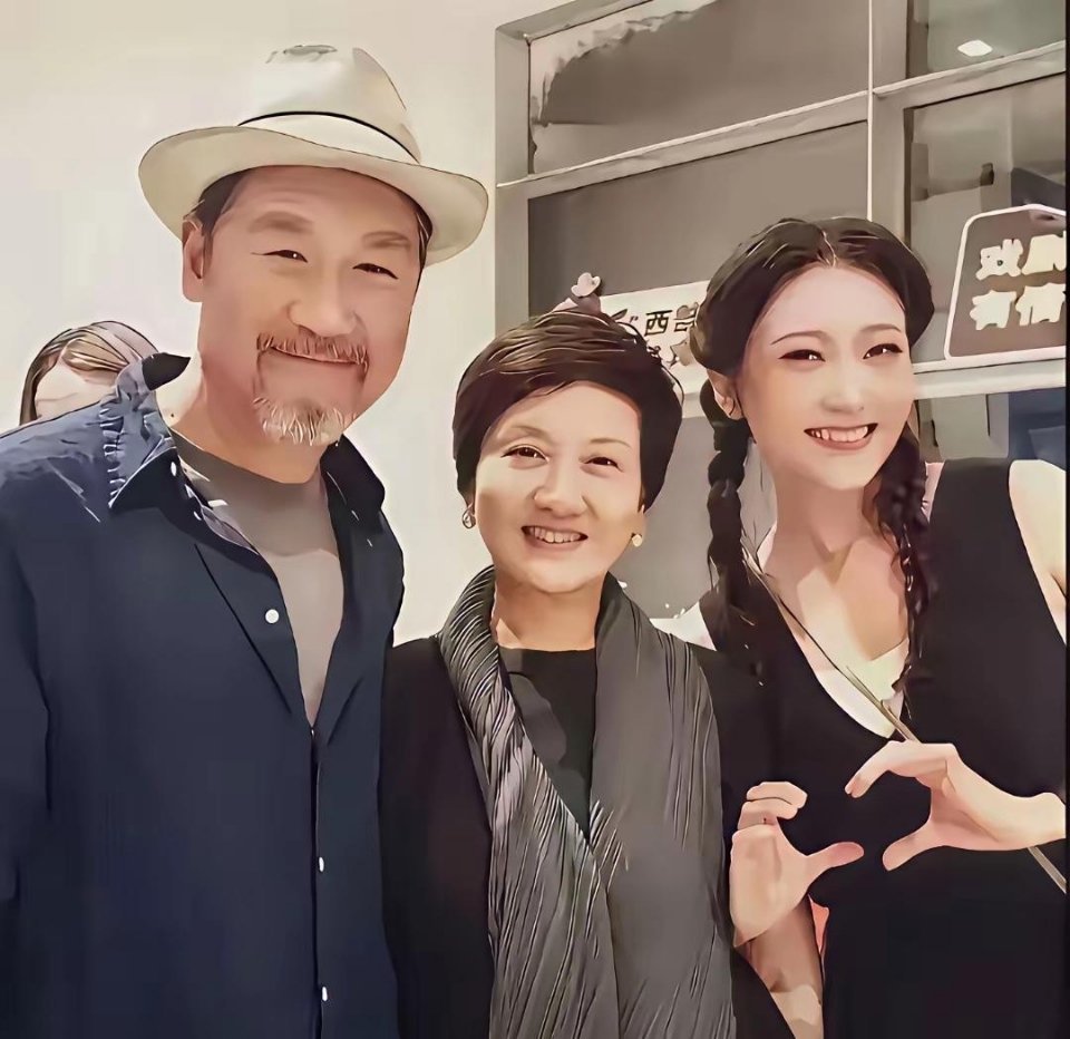 张国立夫妇收养的闺女张可碹长大了
眉眼间像极了张国立，邓婕对她视如己出，排练完送热汤，获奖了激动发朋友圈。
如今夫妻俩住郊区过田园生活，养女成了他们晚年最大的慰藉！ ​