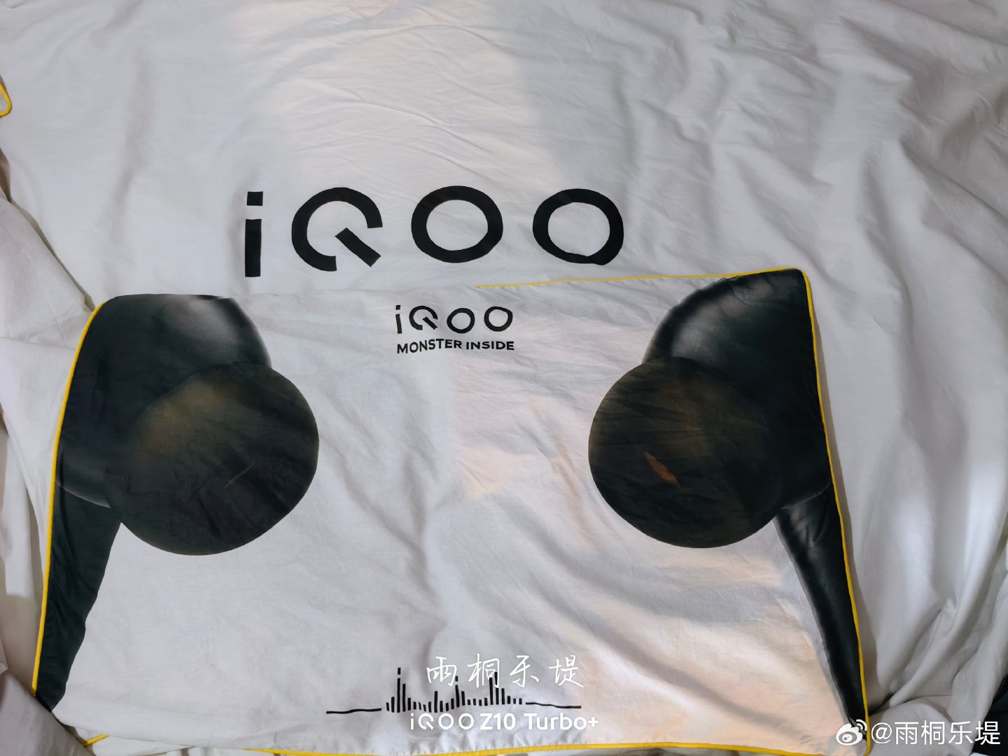 iQOO开学三件套｜把电竞氛围搬进大学宿舍🎮
iQOO开学季限定床品三件套：整套包含床笠、枕套、被套，把iQOO标志性元素全部印在了床品之上，镜头模组印花、Monster Inside标语、品牌的logo细节也拉满。
#iqoo开学季躺赢局# ​