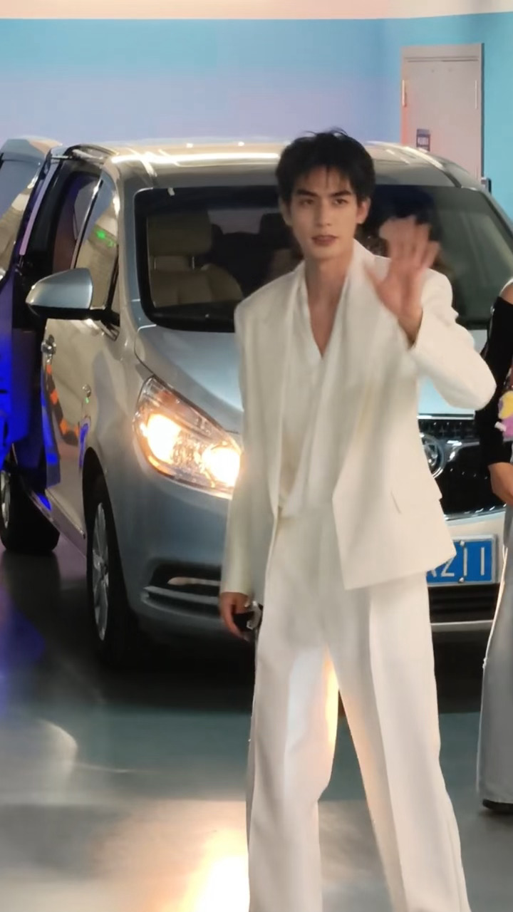 哥哥直播完就出来摘口罩和粉丝打招呼👋   ​​​