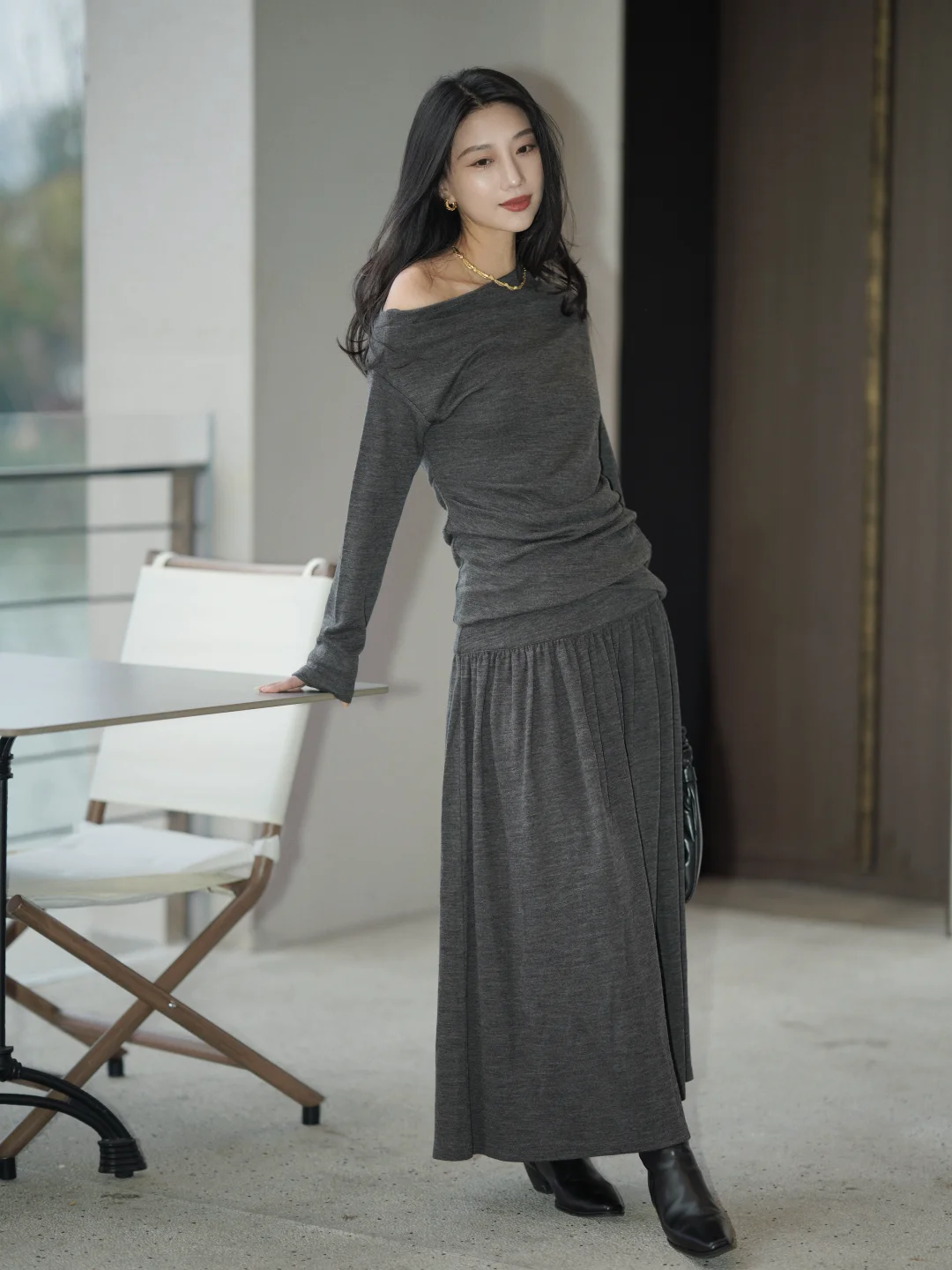 暮色下的灰裙，收藏着一天将尽的温柔