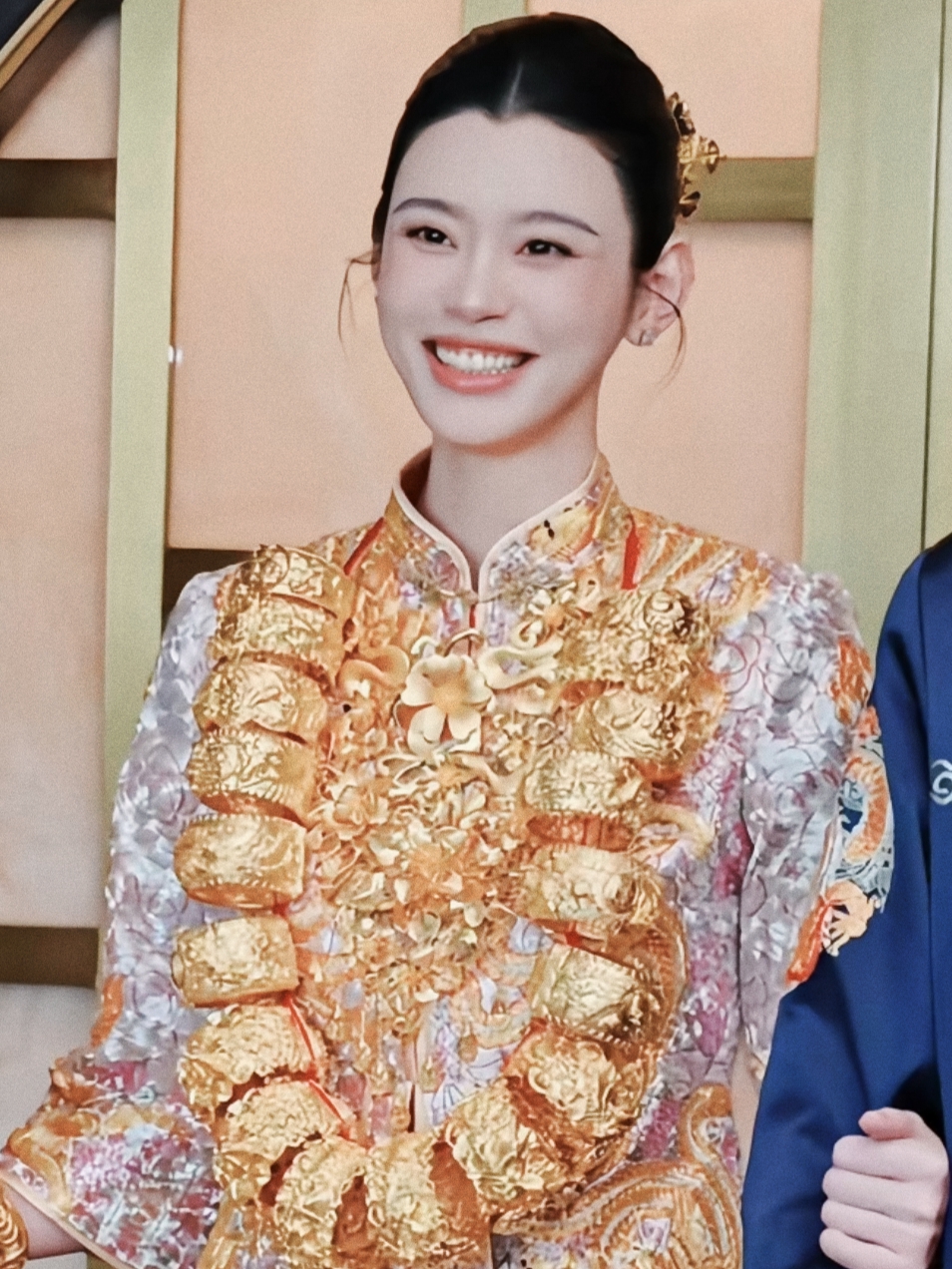 四太对奚梦瑶是真上心
不是当面一套
是手底下给的东西骗不了人。

这次晒出来的照片，22只实心龙凤镯，脖子上叠18只，左右手各两只，全是真的，一只就压得手腕往下沉。

港澳这边嫁娶是有讲究的，婆婆给多少只、给多重，就是明着表态认不认这个儿媳。

一般人家给一两对就算过得去，能一口气压这么多上来的，心