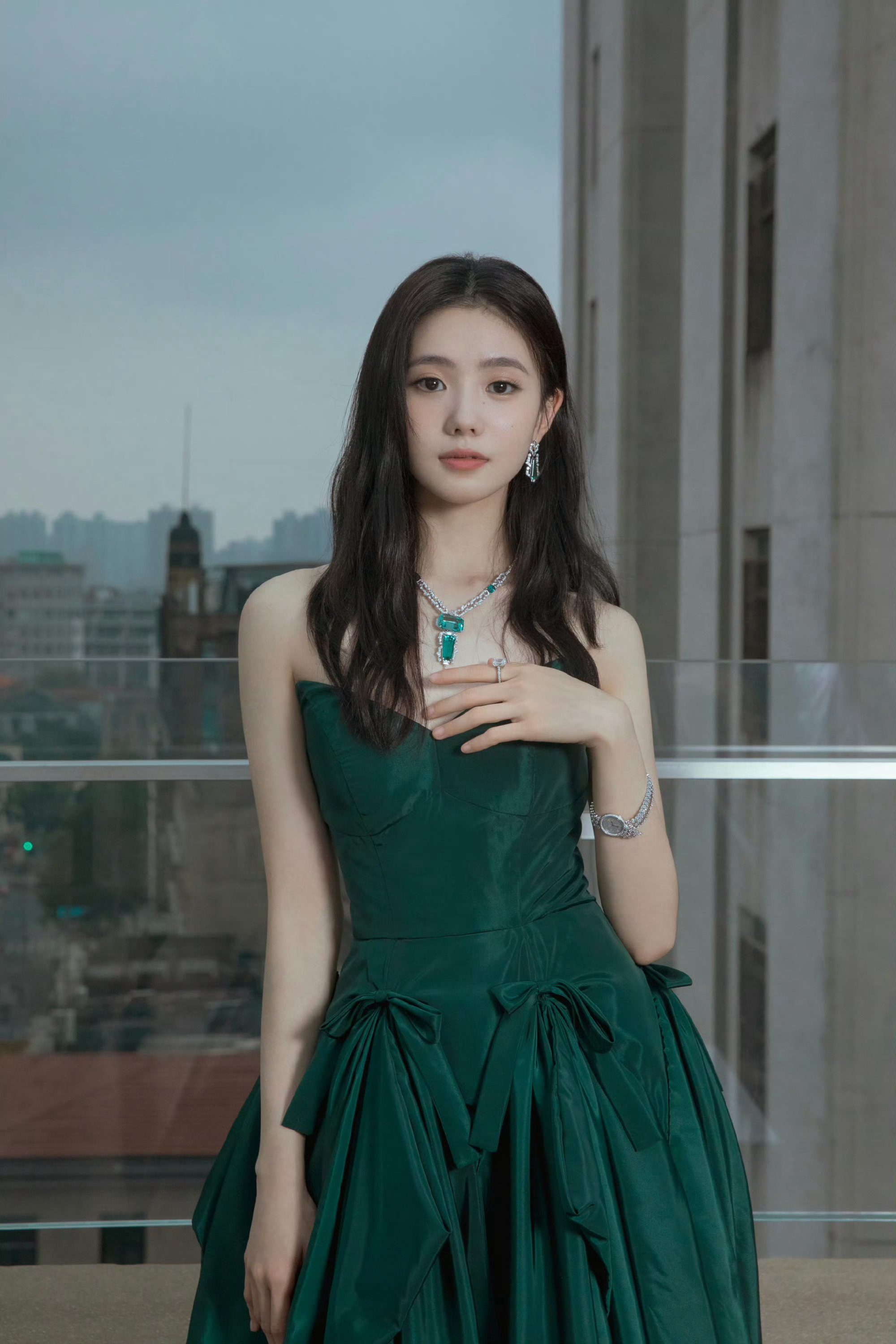 #刘浩存[超话]# 🩵#Chopard萧邦品牌大使刘浩存#lhc#刘浩存#

爱一朵花，最好的方式是陪它盛开。时代在变，我们的征途是星辰大海。阅读蕴藏着无尽可能，有益于明理、增信、崇德、力行，让人生绽放光彩。夜色难免黑凉，前行必有曙光。星光不问赶路人，历史属于奋斗者。没有谁生来自带铠甲，但你可以让 ​