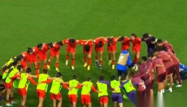 大战前夕，U17女足主帅马晓旭把底牌挑明了。
摩洛哥的球场边，中国U17女足刚落脚几天，就连续跟加纳和赞比亚踢了两场热身赛，两战全胜。
打完这两场，所有人都盯着即将开打的世界杯正赛。欧美球队的身体冲撞向来凶狠，过去年轻队员上场，最怕的就是骨架太薄、一撞就散。
马晓旭面对镜头没有绕弯子，直接点出三个字