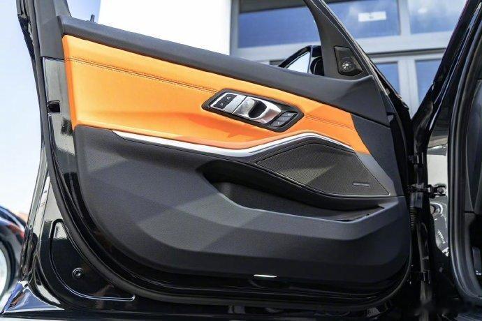 2022款G80 M3，经过精心改装的炫酷黑转紫色，拥有3.8万公里原厂漆面，彰显出非凡实力。配备碳纤维内饰和漂移套件，让你在城市中也能体验赛道的乐趣。现车库存充足，对这款车有深入了解的人不容错过！ ​