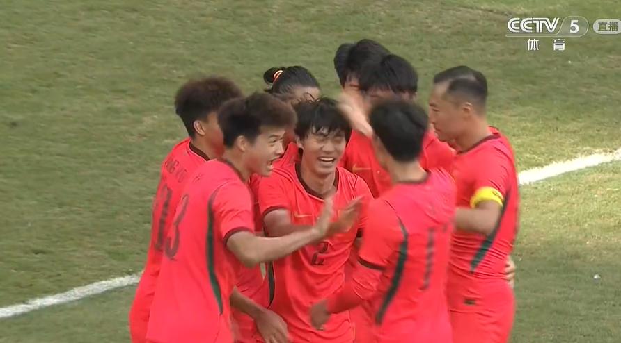 中国U23男足点球大战险胜乌兹别克斯坦U23男足获得铜牌🥉！
      赛前官方阵型公布，U23国足阵型为442，但是防守时仍然主打532。蒯纪闻顶替毛伟杰先发，贺一然左后卫。
       亚运男足铜牌战，中国U23男足率先破门。比赛第14分钟左右，蒯纪闻送出助攻，胡荷韬禁区前沿撞墙配合后推射破