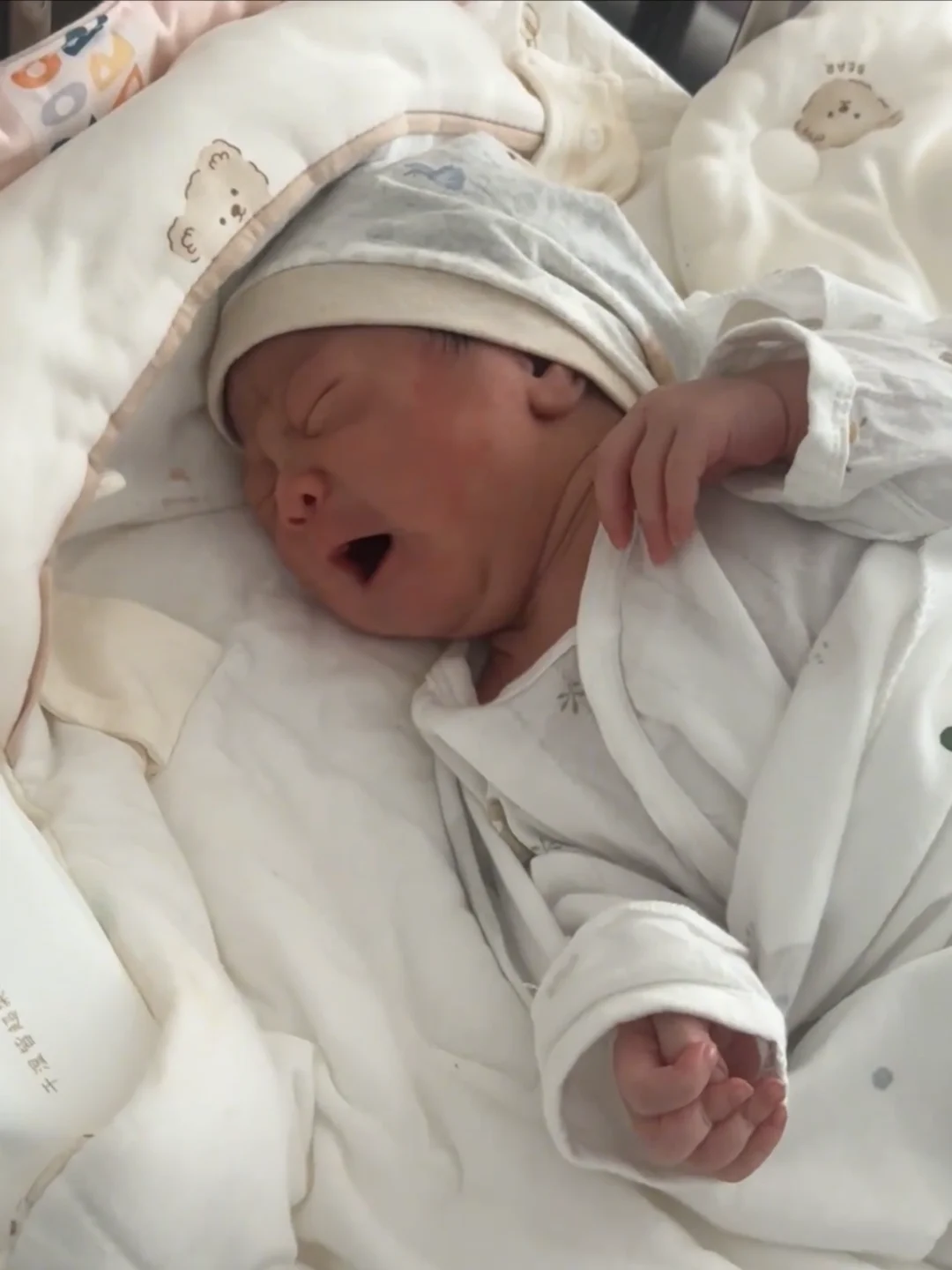 39+2生了个漂亮闺女，可以暂停恭喜一下嘛