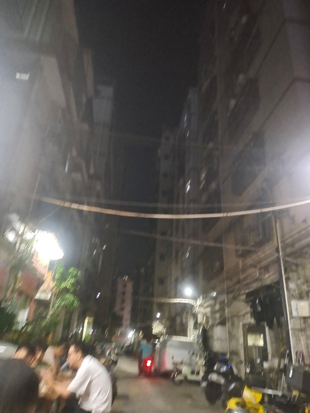晚上到吃这个，快餐是15块，糖水15块[哈哈][哈哈]

#95后姑娘四无婚礼请吃帝王蟹#吃好喝好，主打一个认知清醒[哈哈] ​