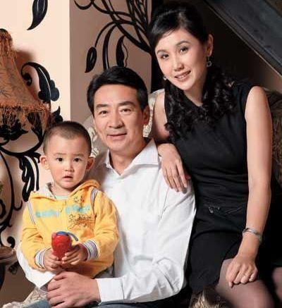 49岁的寇振海向演员李婷表白，没想到，李婷拒绝地说：“寇老师，你比我大21岁，就算我接受你，我爸妈也接受不了！”可寇振海却没有放弃，只是坚定地说道：“我会排除一切阻碍的。”

那天的片场飘着淡淡的桂花香，风卷着初秋的凉意吹过来，掀动了李婷攥在手里的剧本页角。
她别过脸不敢看寇振海的眼睛，耳尖悄悄泛了
