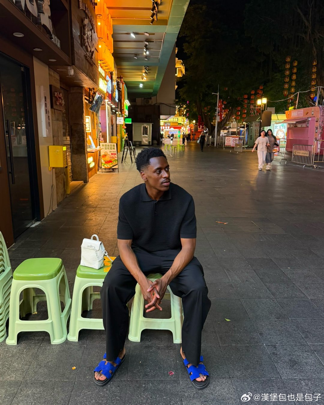 洛孔加夏天来了广州，还在北京路没有保护的情况下逛街，也没人发现他[doge]中国人还是很难分辨非洲人的样貌，不然那是洛孔加啊，就坐在蛋糕店门口周围人都没有一个。[允悲] ​